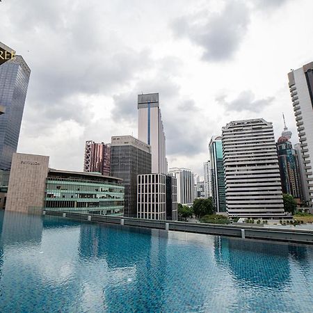 Ph Suites At Pavilion Bukit Bintang Kuala Lumpur Kültér fotó The swimming pool at the 33rd floor of the hotel