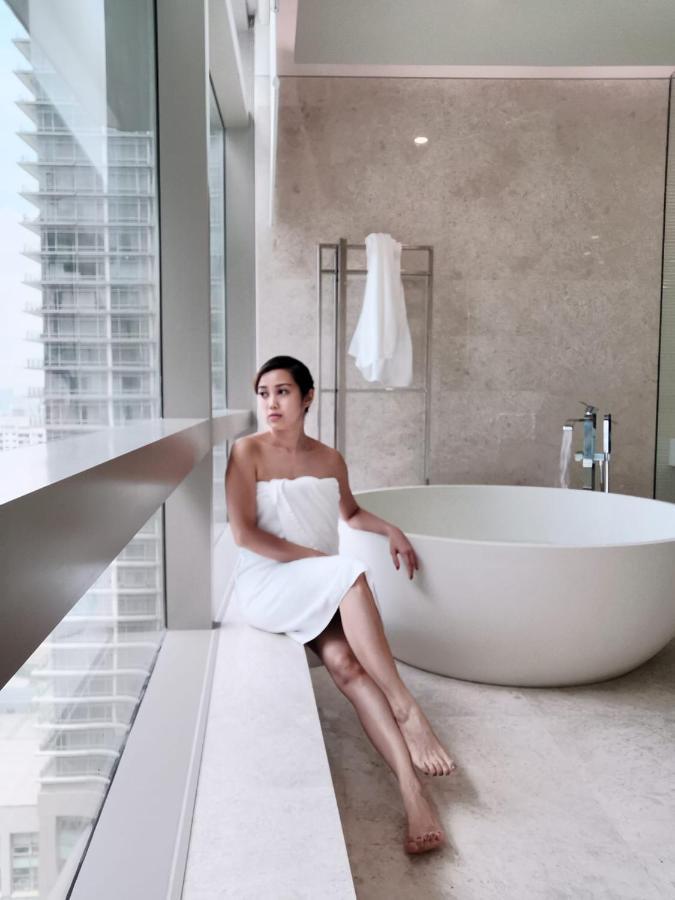 Ph Suites At Pavilion Bukit Bintang Kuala Lumpur Kültér fotó A woman wrapped in a bath sheet